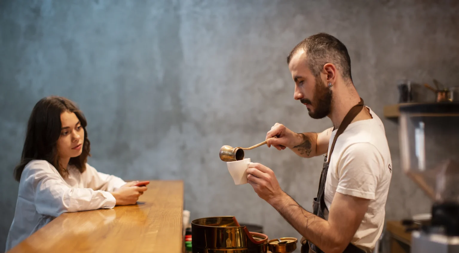 What kinds of rewards encourage customers to return?